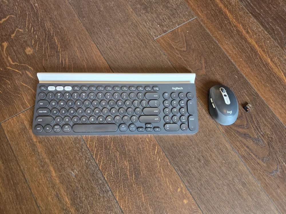 Logitech Wireless Keyboard and Mouse Combo – Excellent Condition thumbnail