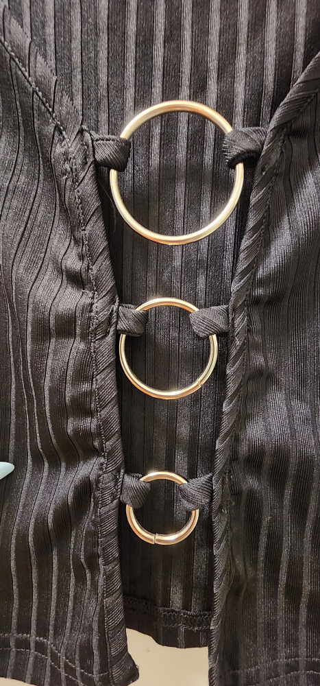 Black Ribbed Crop Top with Ring Detail - photo 3