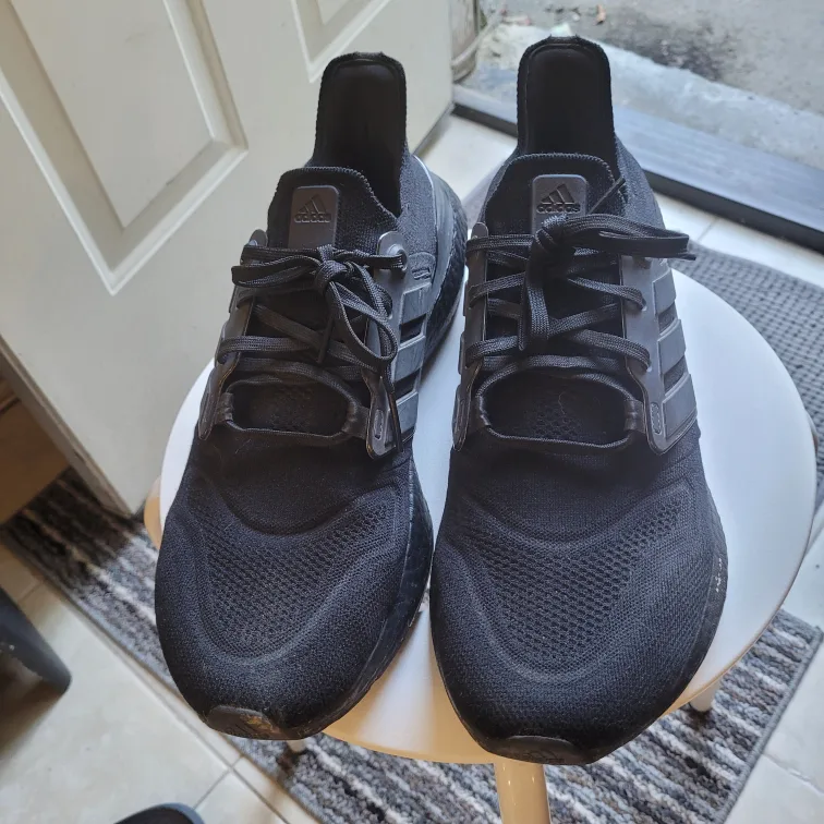 Adidas Ultraboost 22 Running Shoes sz 11 image indicator(2)