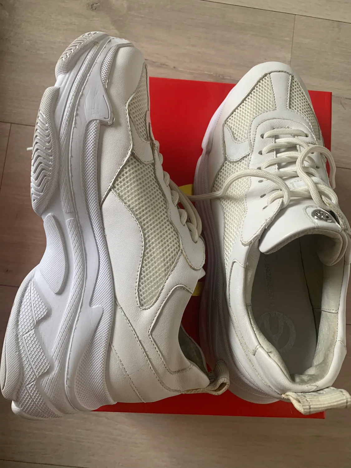 Eloise White Calf/Mesh Sneakers Size 6.5 image indicator(2)