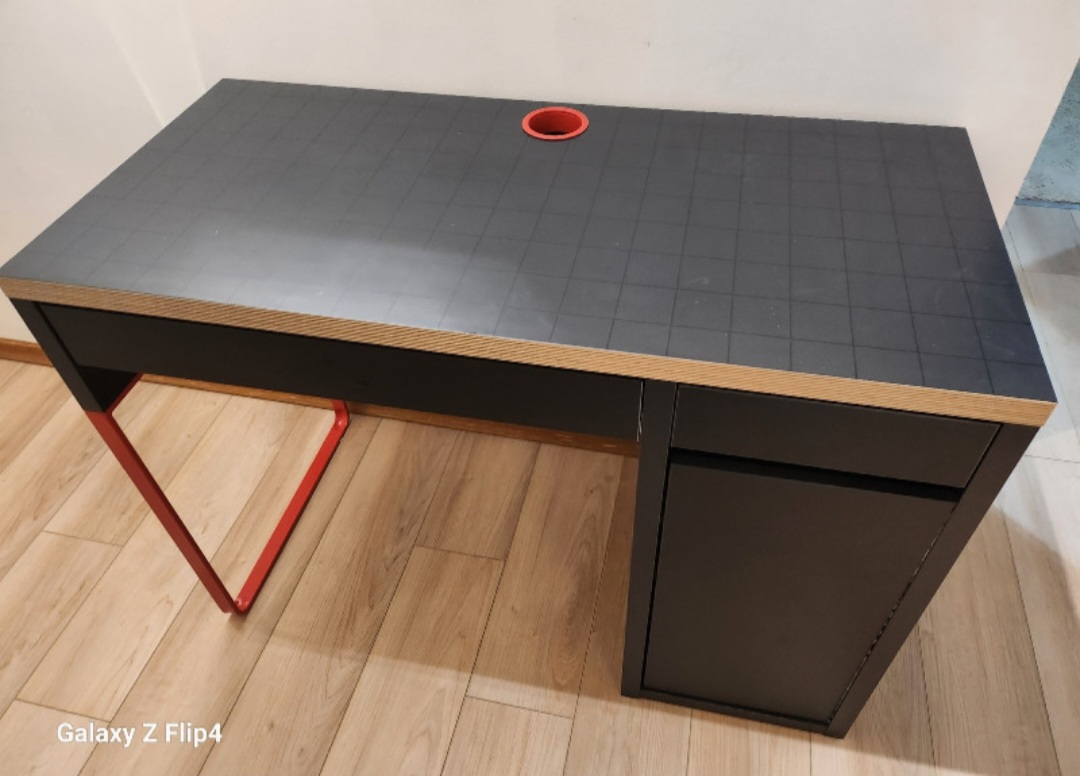computer black desk with red legs