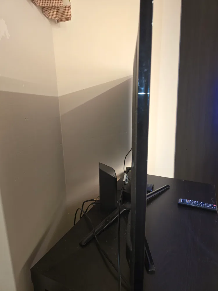 📺 SAMSUNG 46" TV with ROKU + Free Coffee Table image indicator(4)