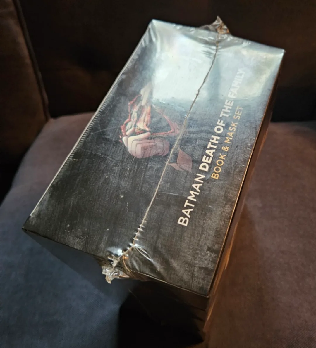 Batman: Death Of The Family Book And Joker Mask Set image indicator(2)