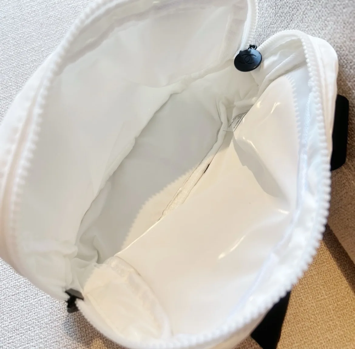 Chanel Beauty Bag image indicator(3)