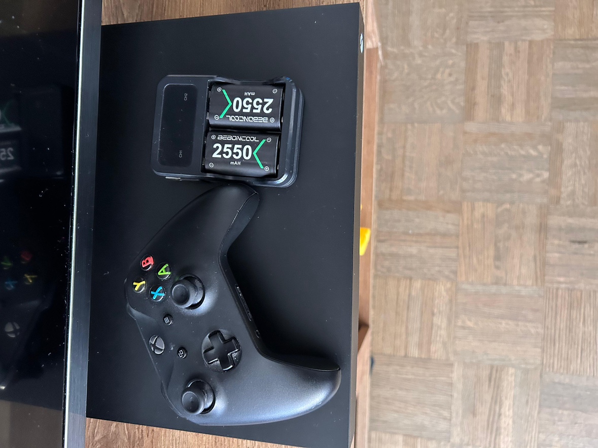 Xbox One Console with Controller and Rechargeable Batteries🥕 - photo 2