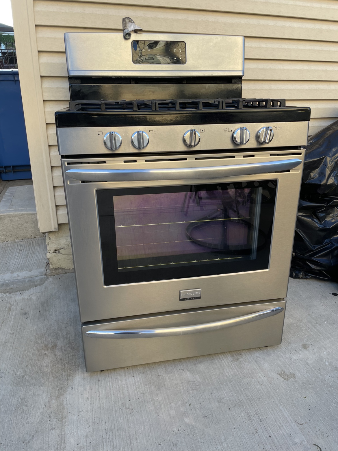 Frigidaire Gas Range Model no. fggf3035rfa