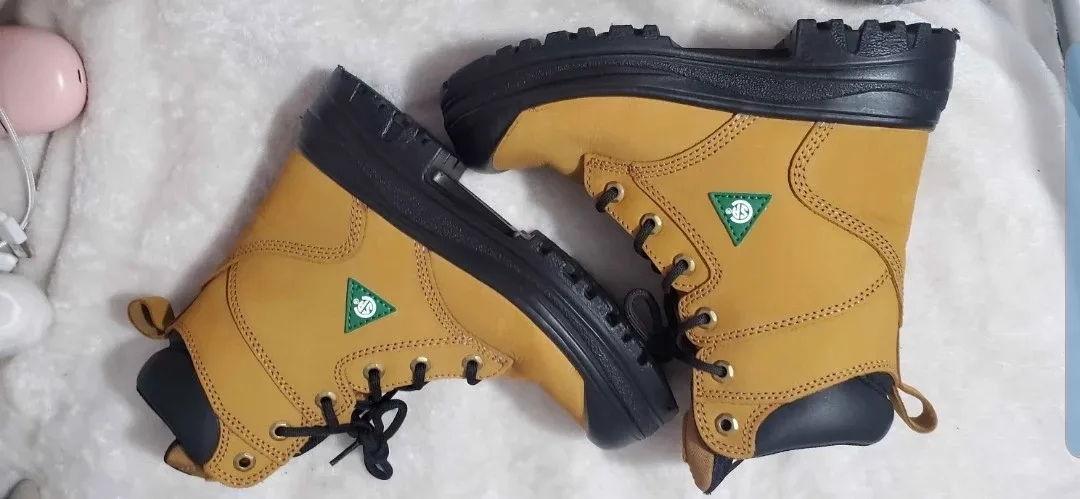 Steel toe boots mint condition, size 6.0 image indicator(2)