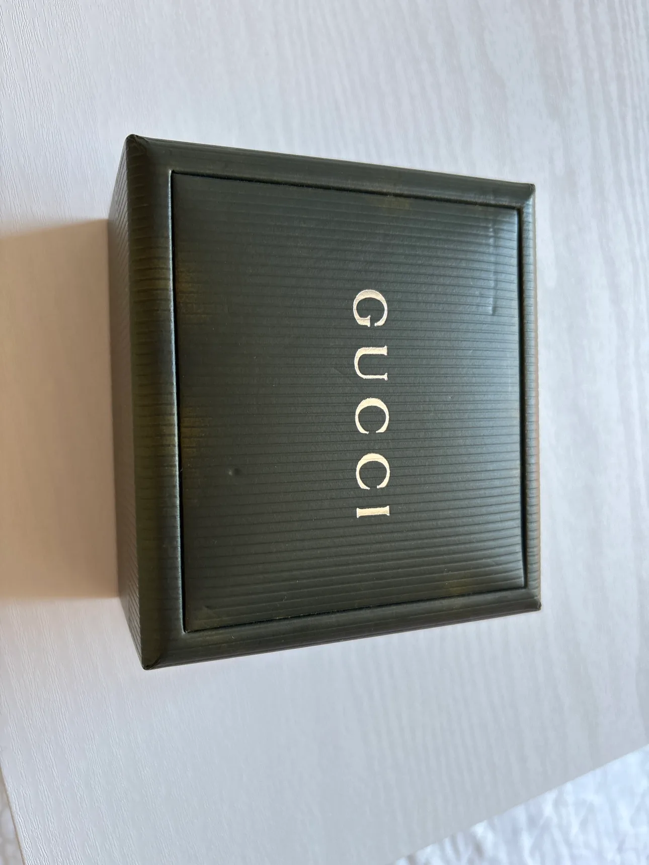 100% authentic Gucci Watch , red , black,gold quartz image indicator(4)