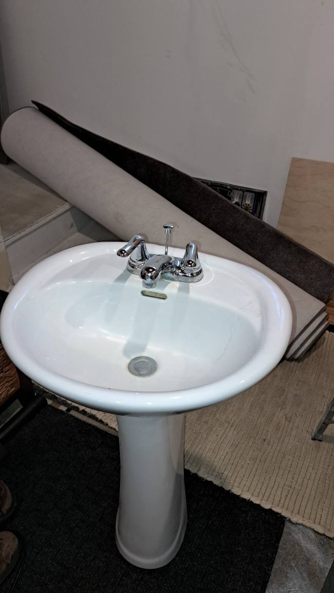 Free small pedestal bathroom sink with taps - photo 2