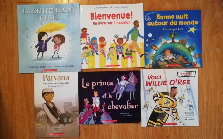 Lot: 11 Scholastic Children's Books (French)- soft covers image indicator(2)