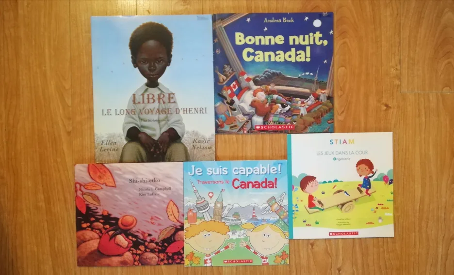 Lot: 11 Scholastic Children's Books (French)- soft covers image indicator(3)
