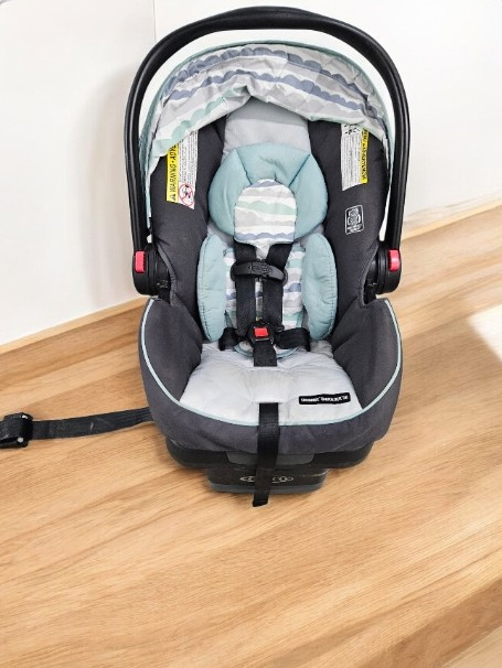 Graco Infant Car Seat w/ Base - photo 2