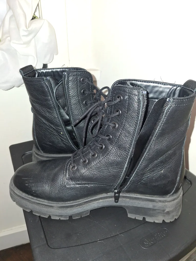 leathers boots 9.5 image indicator(2)