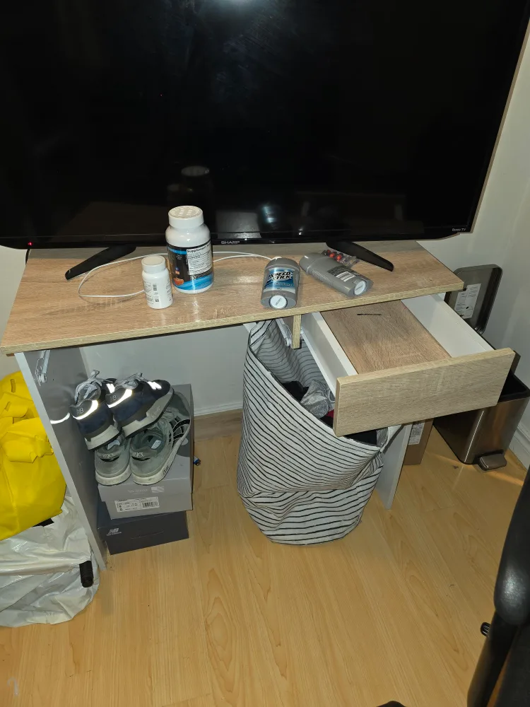 📺 SHARP Roku TV 43" + Desk + ROUILLARD Black Office Chair image indicator(3)