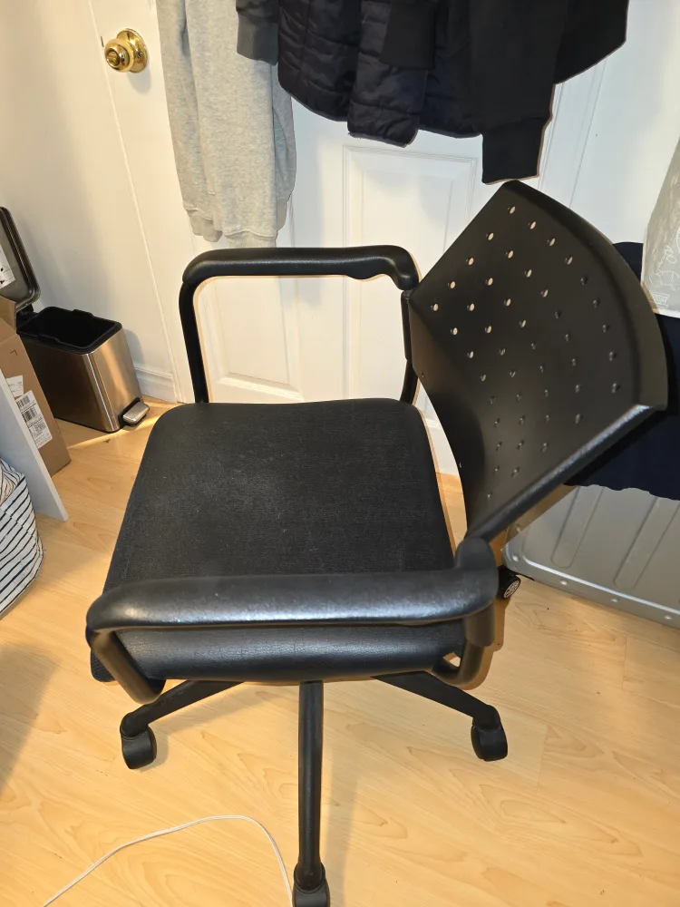 📺 SHARP Roku TV 43" + Desk + ROUILLARD Black Office Chair image indicator(4)