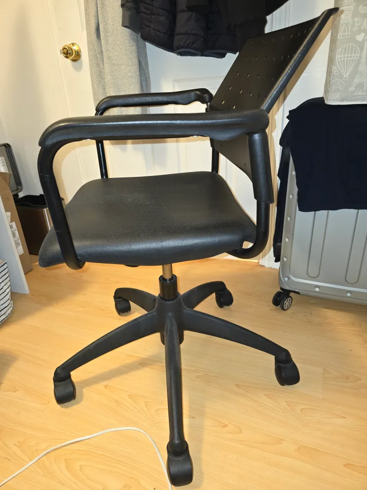 📺 SHARP Roku TV 43" + Desk + ROUILLARD Black Office Chair image indicator(5)