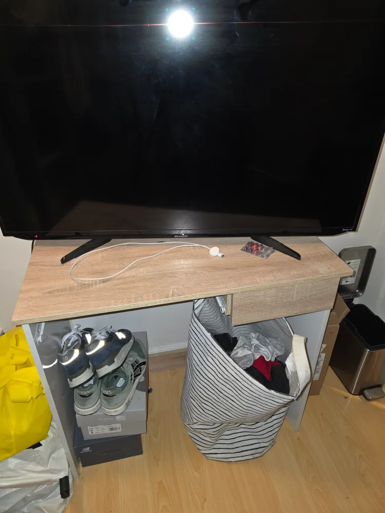 📺 SHARP Roku TV 43" + Desk + ROUILLARD Black Office Chair image indicator(6)