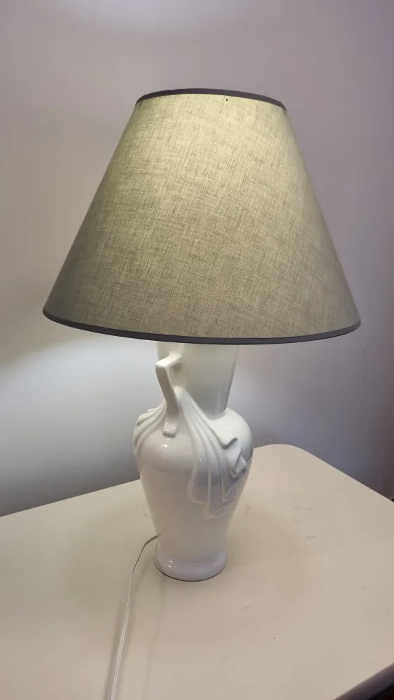 White Ceramic Table Lamp image indicator(2)