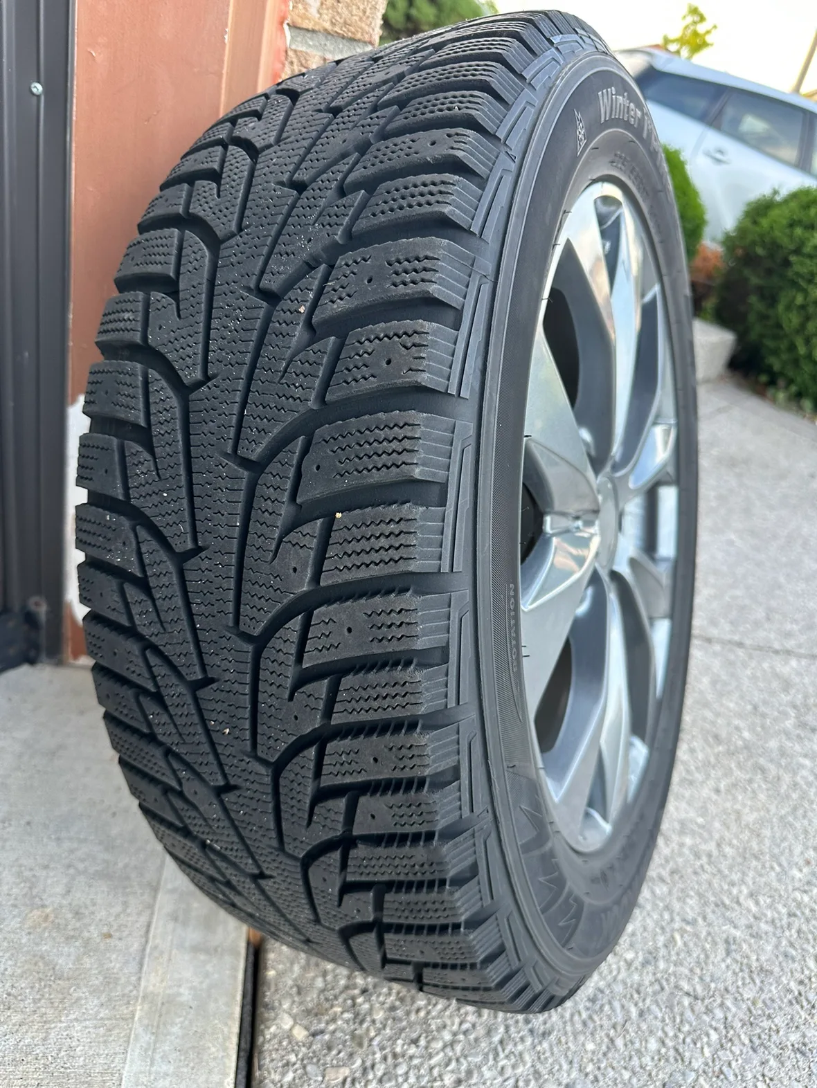 Set of 4 Winter Tires and Rims image indicator(3)