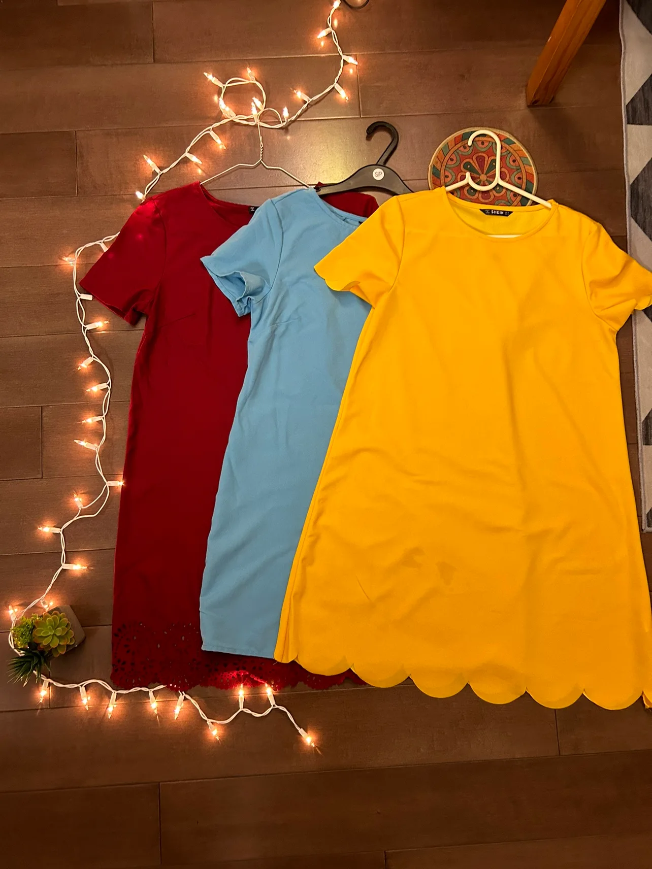 Women's Short Sleeve Dresses - 5$ EACH thumbnail