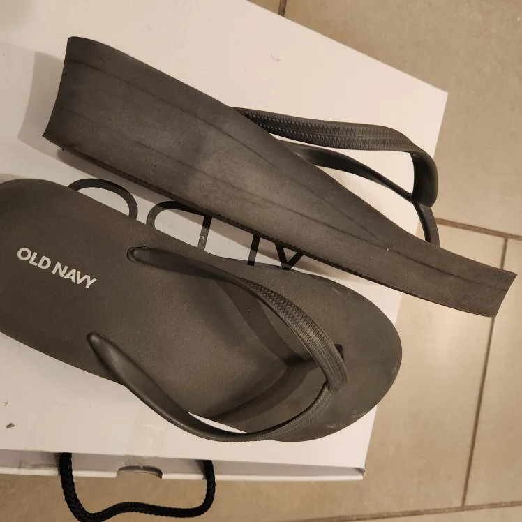 Old Navy Grey Platform Flip Flops image indicator(3)