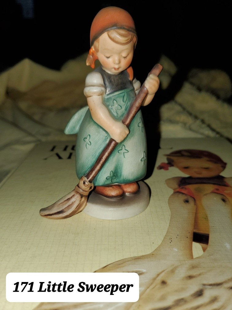 🥕 Hummel Figurine 171 Little Sweeper