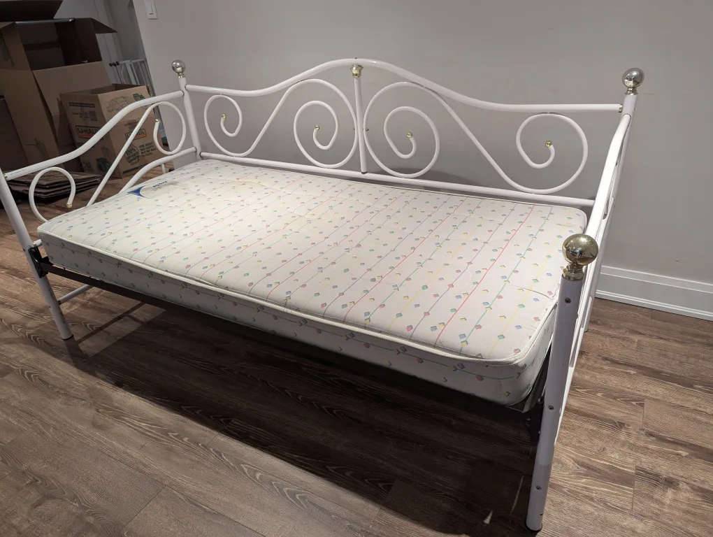 White Metal Daybed thumbnail