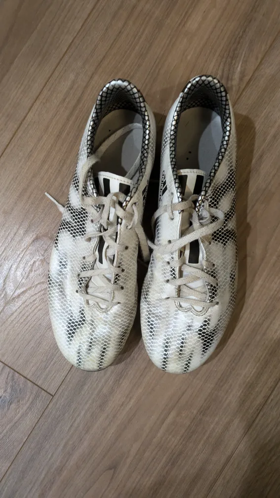 Adidas F10 Soccer Cleats Size 8.5 thumbnail