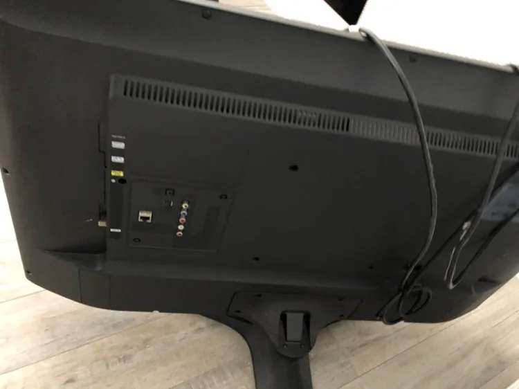 Samsung 40-inch Smart TV ** Moving Sale ** image indicator(2)