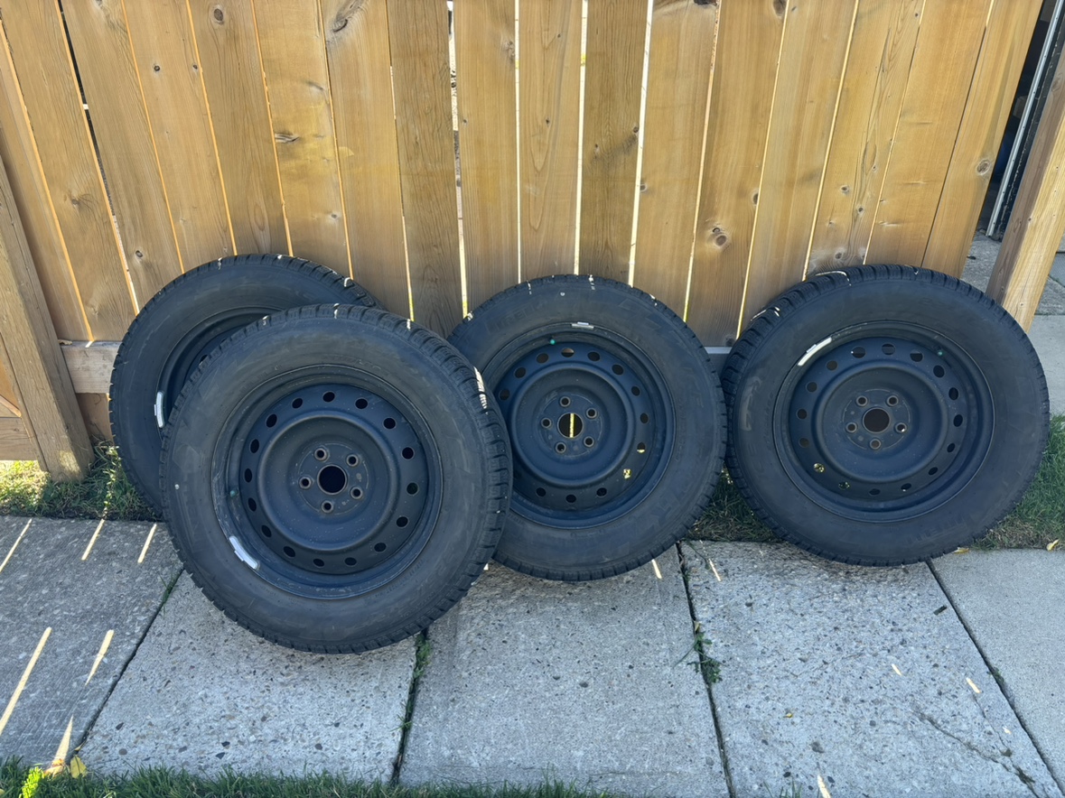 Set of 4 Pirelli Ice Zero Studded Winter Tires 225/65R17
