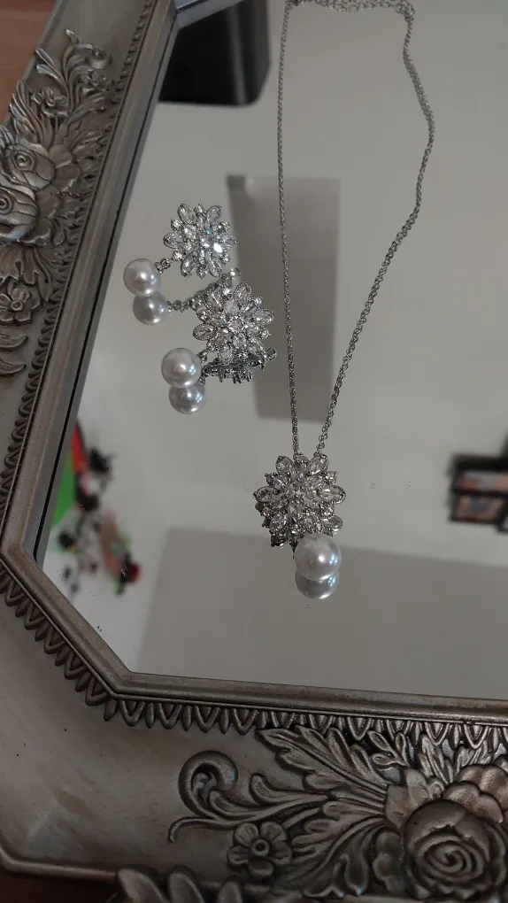 BNIB Faux Pearl & Cubic Zirconia Necklace & earrings Set image indicator(3)