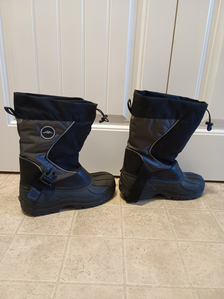 Arctic Tracks Men's Winter Shoes – Size 13