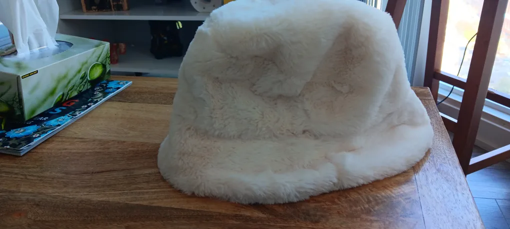 White Faux Fur Bucket Hat image indicator(6)
