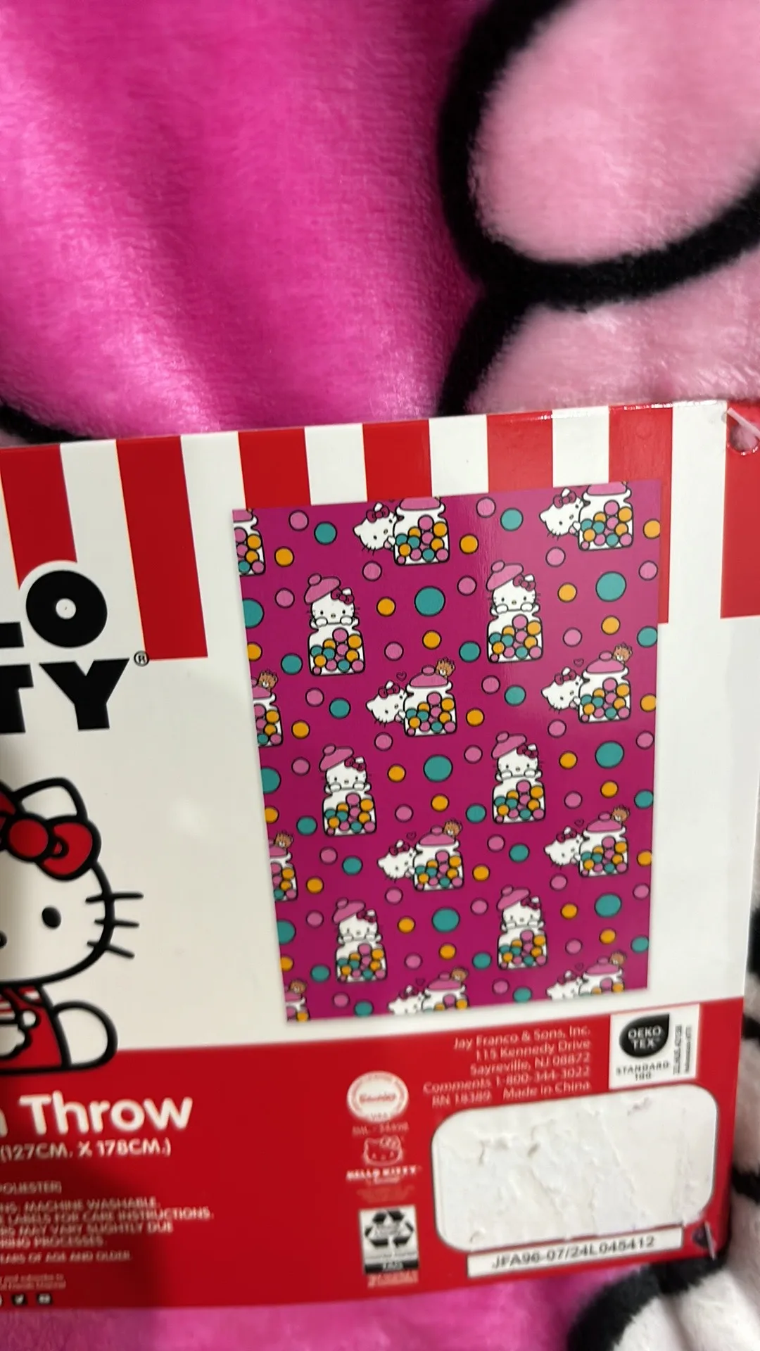 Hello Kitty Plush Throw image indicator(2)