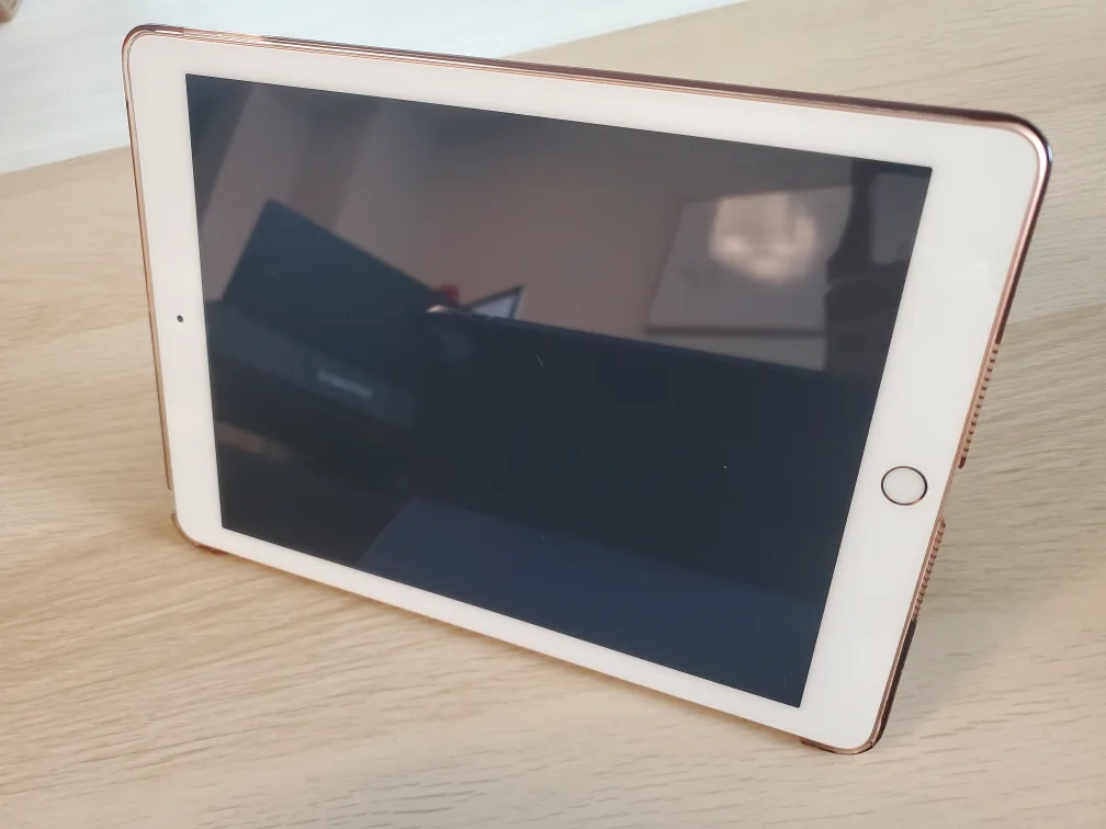 Ipad 6th Generation 128GB Rose Gold in Excellent Condition thumbnail