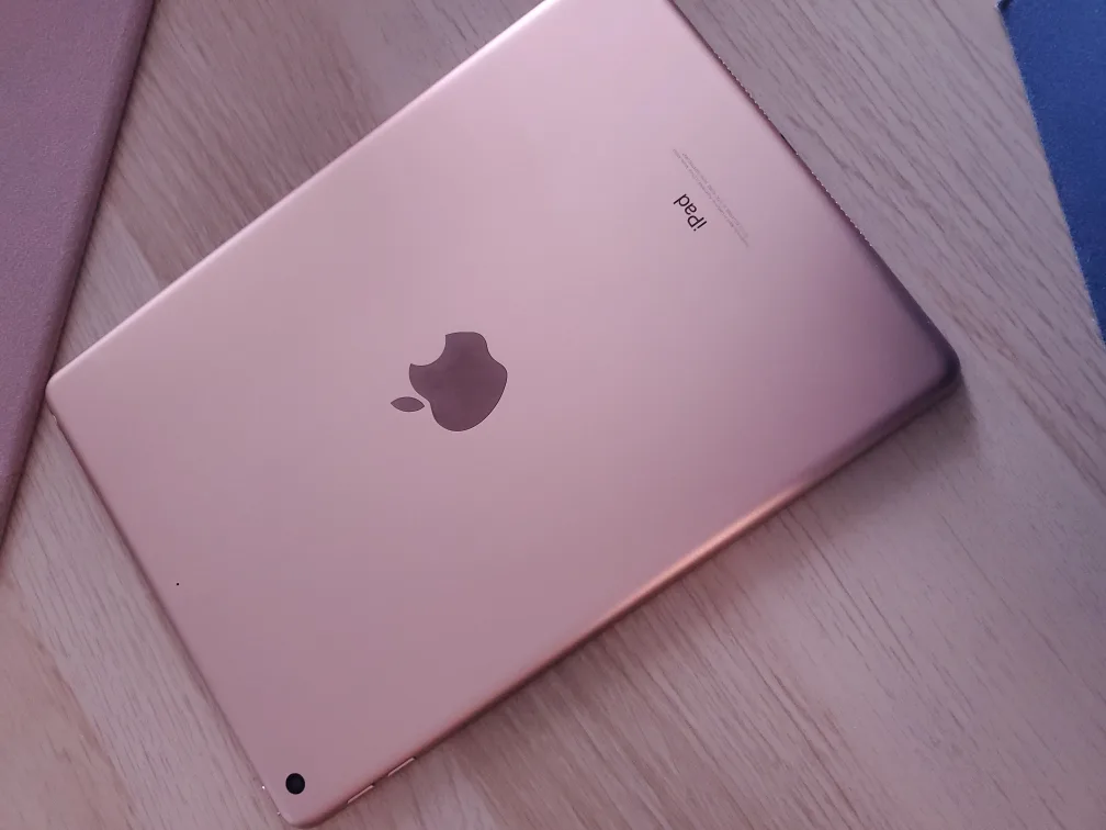 Ipad 6th Generation 128GB Rose Gold in Excellent Condition image indicator(2)