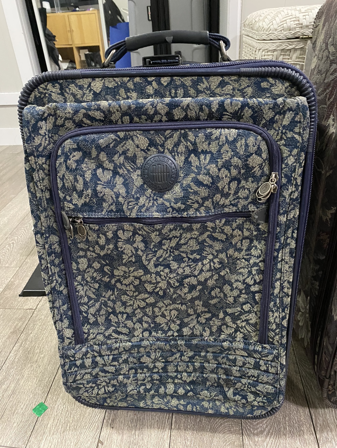Set of Two Rolling Suitcases - photo 3