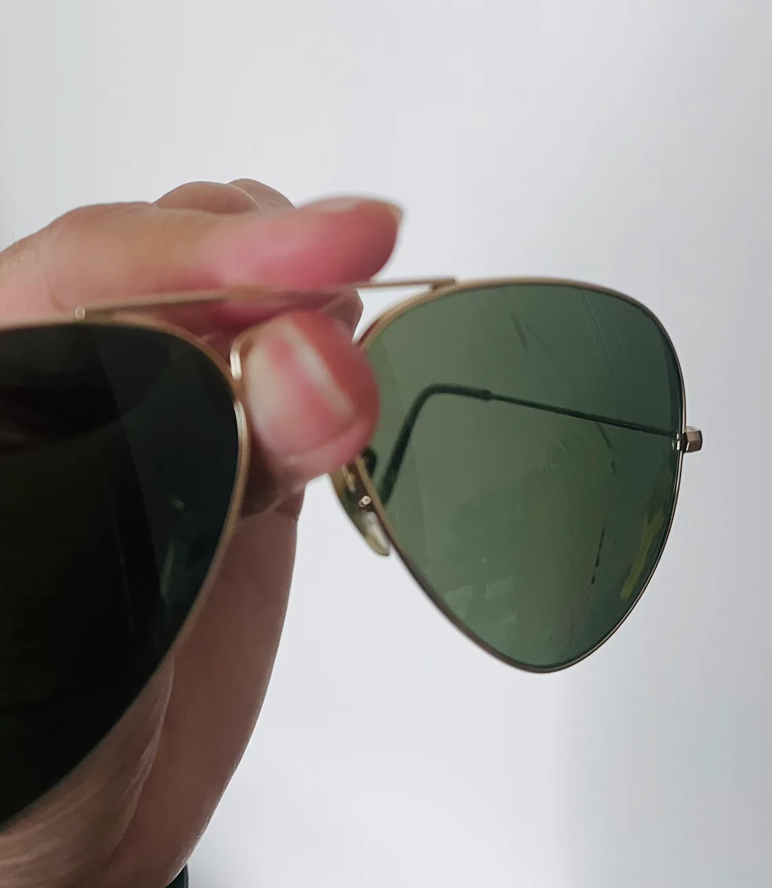 Ray Ban Aviator Sunglasses - one lens cracked image indicator(3)