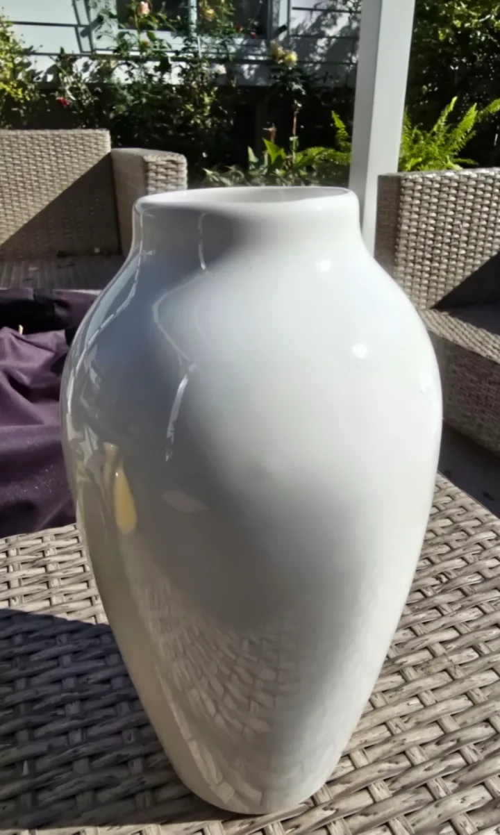 White ceramic vase image indicator(3)