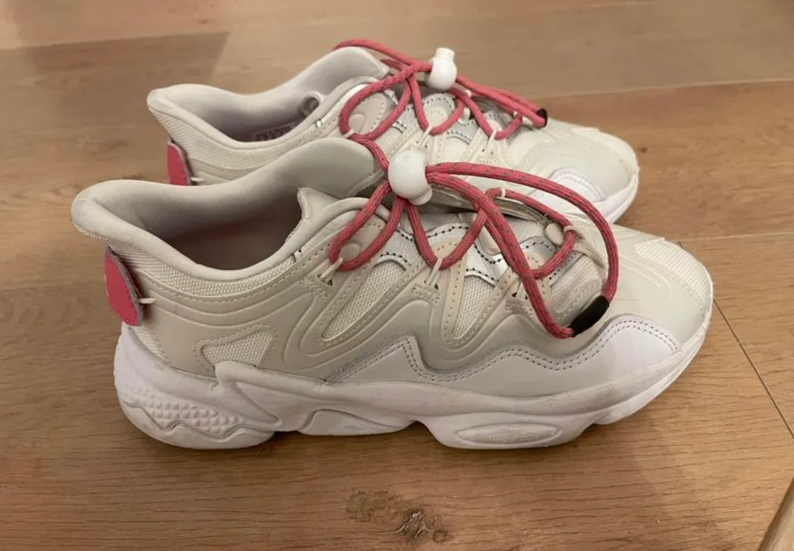 Adidas OZWEEGO sneaker image indicator(3)