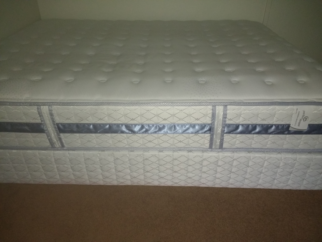 Serta perfect sleeper queen-size mattress (as good as new) - photo 2
