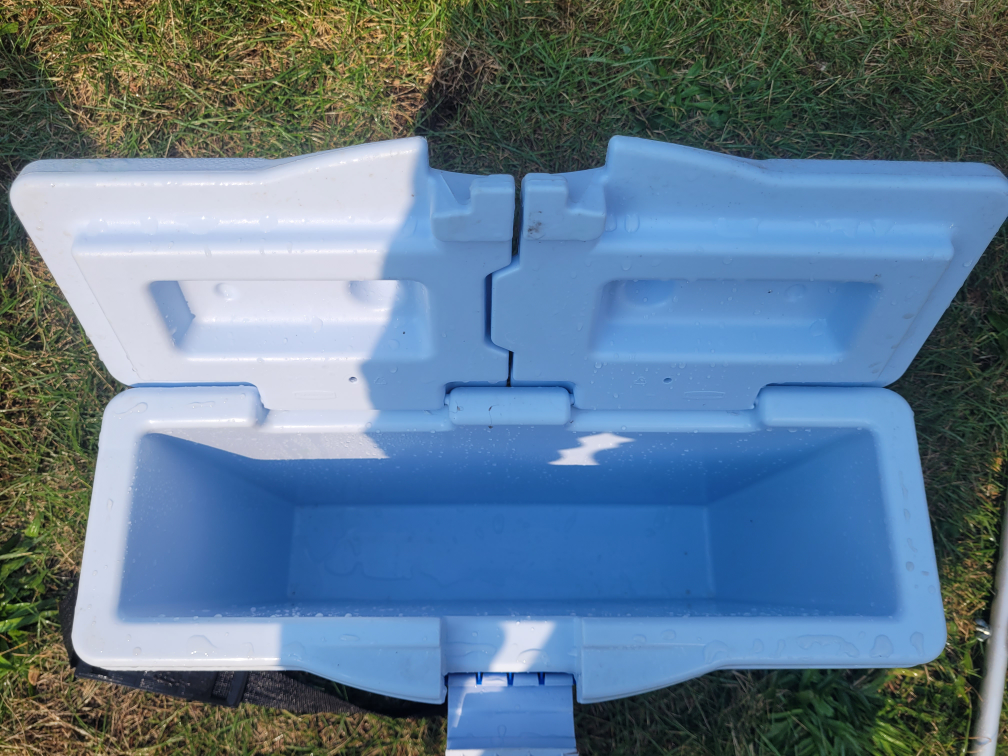 Rubbermaid slim cooler - photo 3