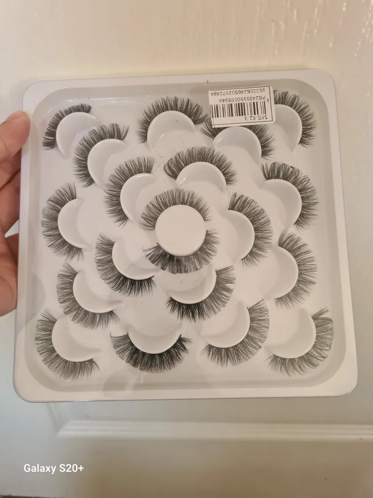 FREE BRAND NEW LASHES thumbnail