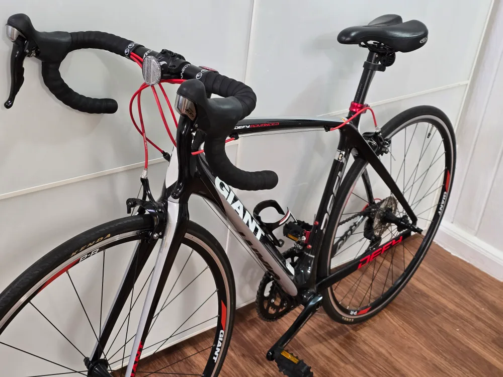 Giant Defy Advanced Carbon Fiber medium 5'7"-5'11" Road Bike image indicator(3)