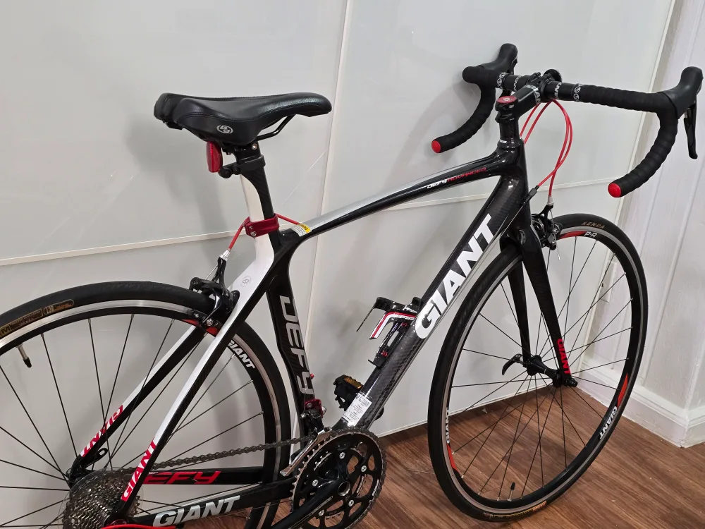 Giant Defy Advanced Carbon Fiber medium 5'7"-5'11" Road Bike image indicator(6)