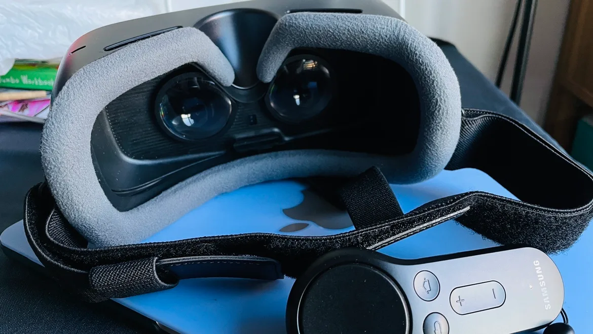 Samsung Gear VR with Controller image indicator(2)