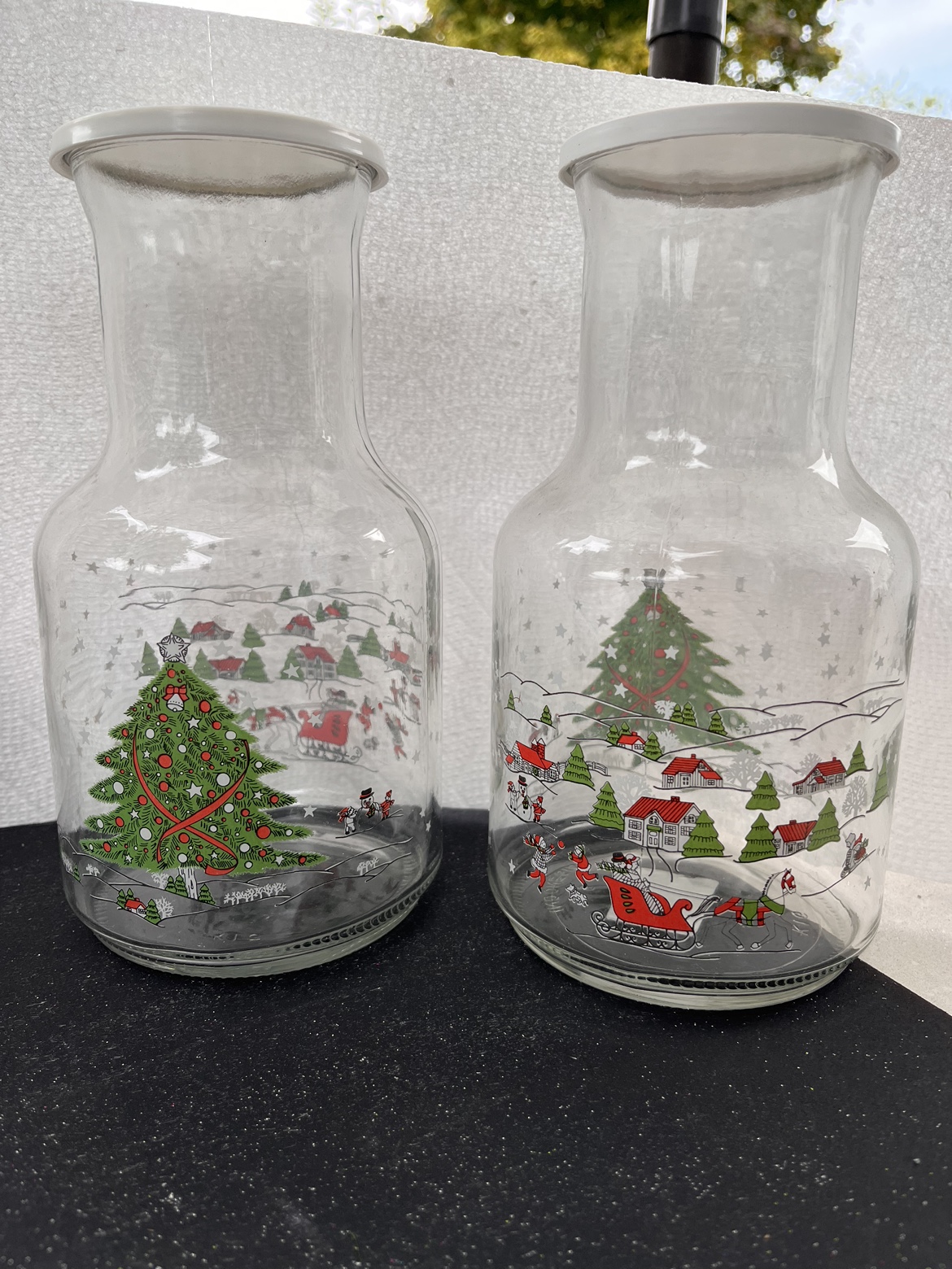 Set of 2 Glass Pitchers with lids - photo 2