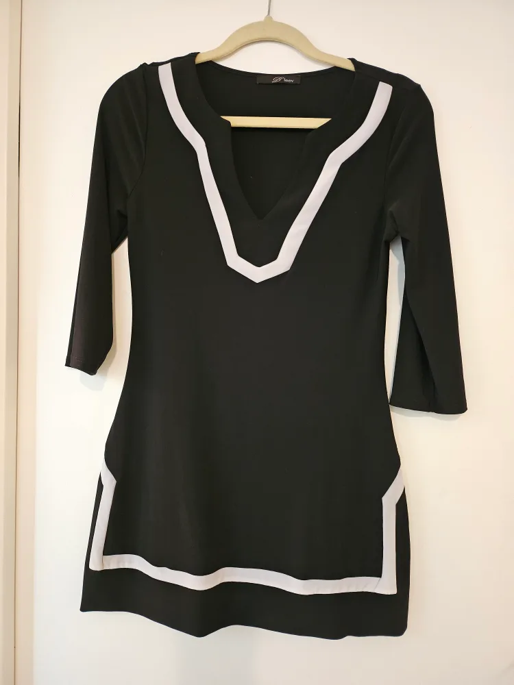 Black and White V-Neck long Top thumbnail