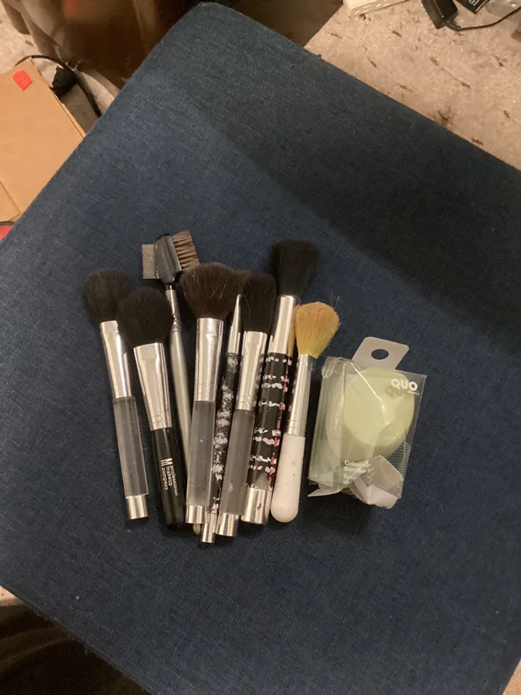 Makeup brushes thumbnail