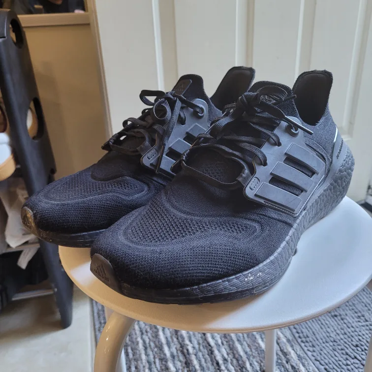 Adidas Ultraboost 22 Running Shoes sz 11 thumbnail